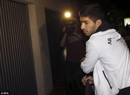 Suarez đã tới Barcelona nhưng chưa thể ra mắt CĐV...
